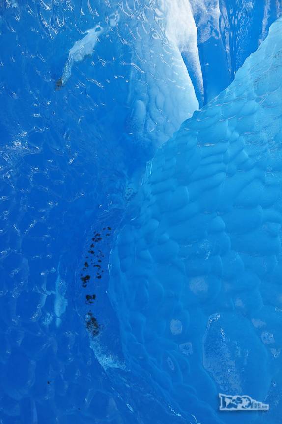 O interior quase mágico, surreal, de uma caverna de gelo azul no glaciar Viedma, no Parque Nacional Los Glaciares, região de El Chaltén, no sul da Argentina